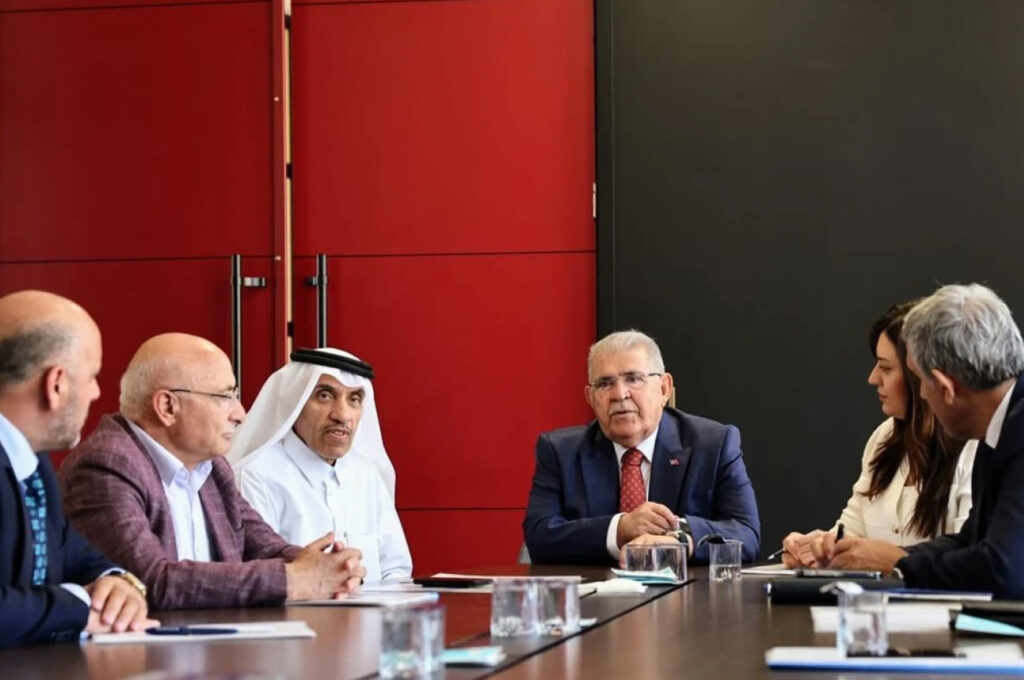 Qatari Board of Directors Discussing Reputation Development